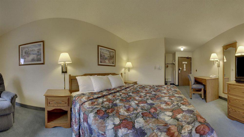 Super 8 By Wyndham Green Bay Near Stadium Exterior photo