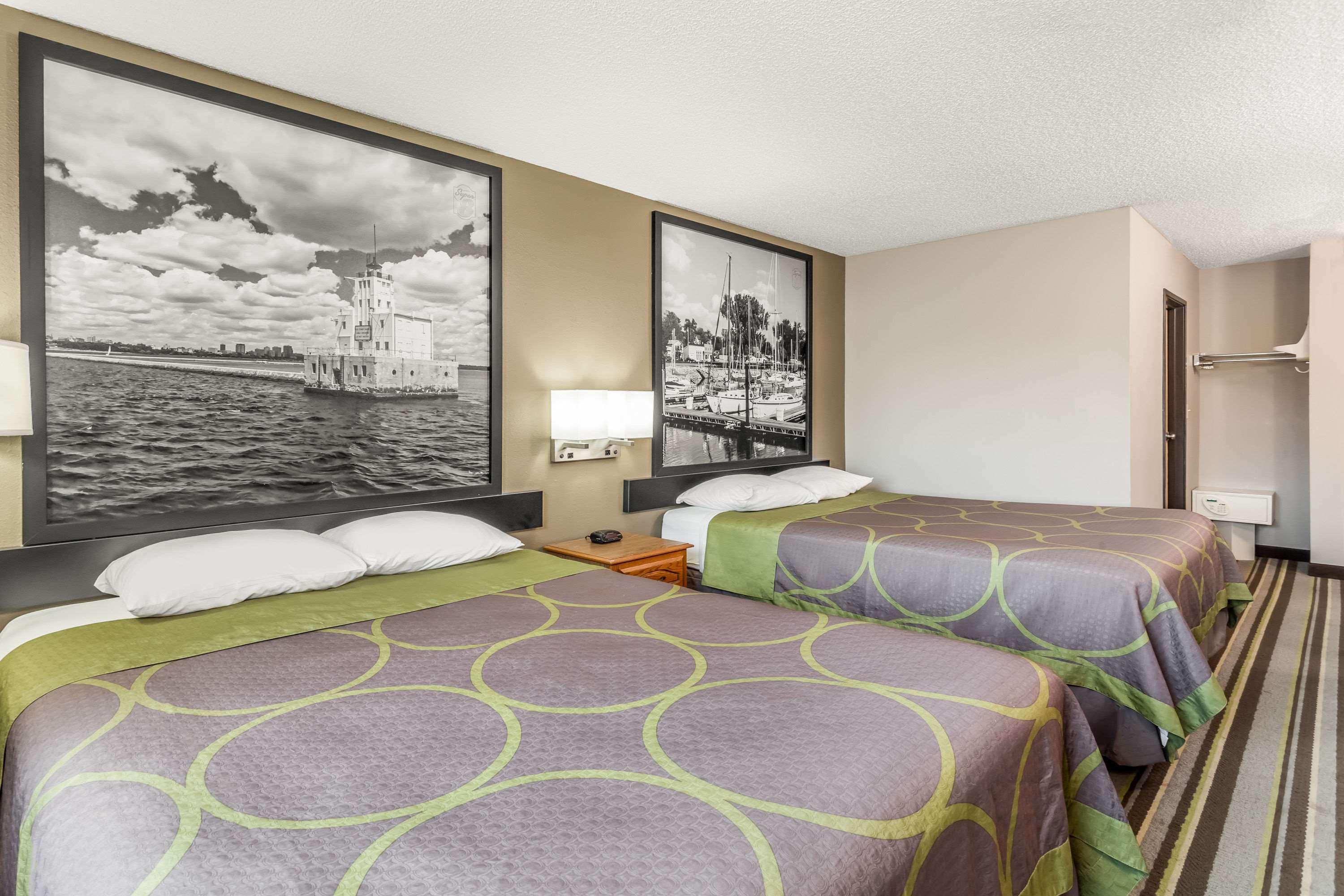 Super 8 By Wyndham Green Bay Near Stadium Exterior photo