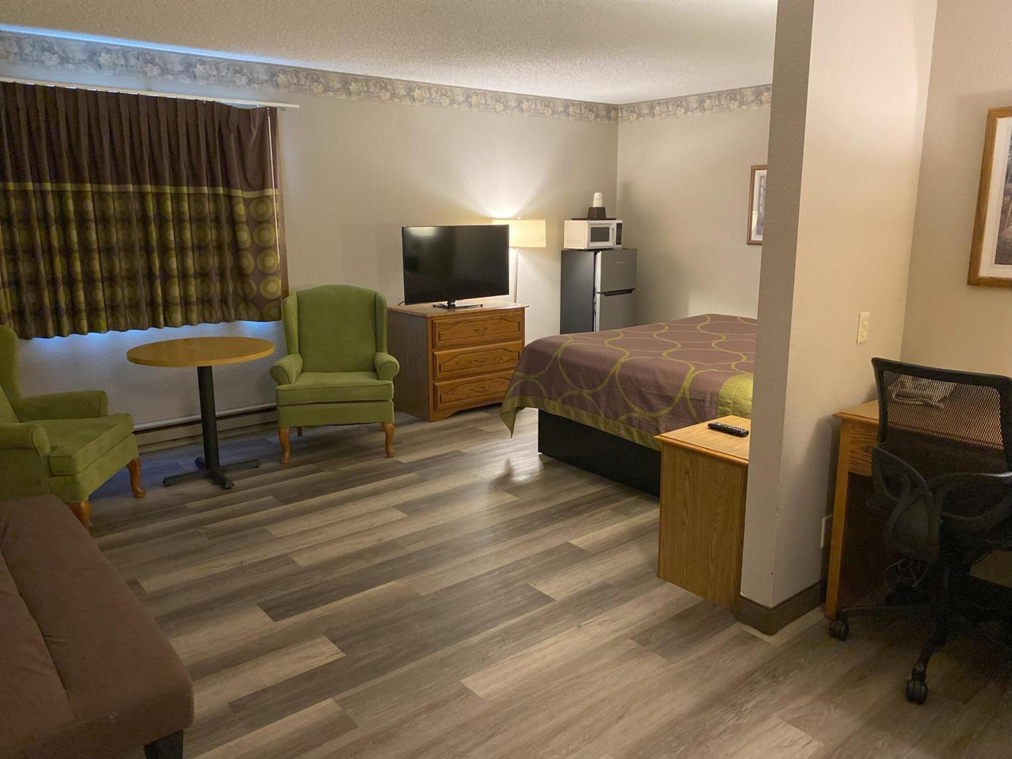Super 8 By Wyndham Green Bay Near Stadium Exterior photo